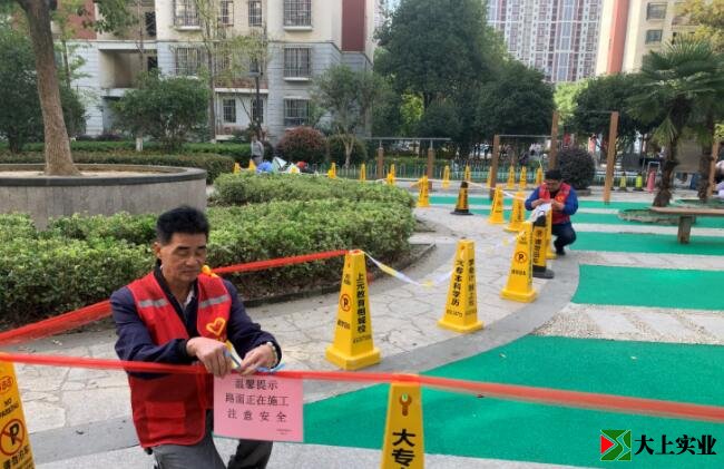 在小區(qū)里鋪設塑膠跑道