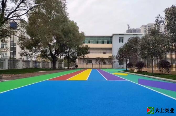 幼兒園塑膠運(yùn)動(dòng)場規(guī)格