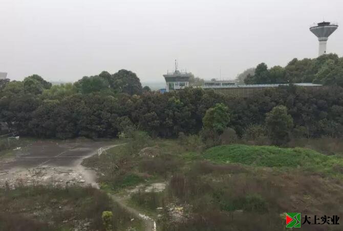 施工前雜亂的場(chǎng)地