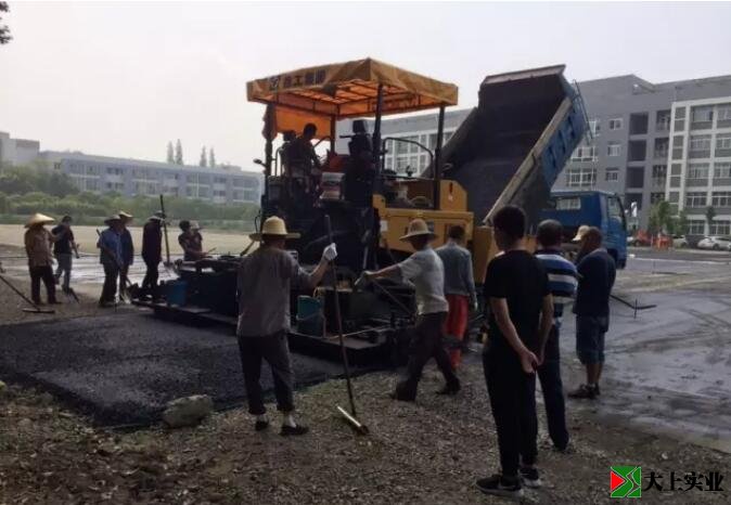 開(kāi)始鋪筑瀝青混凝土