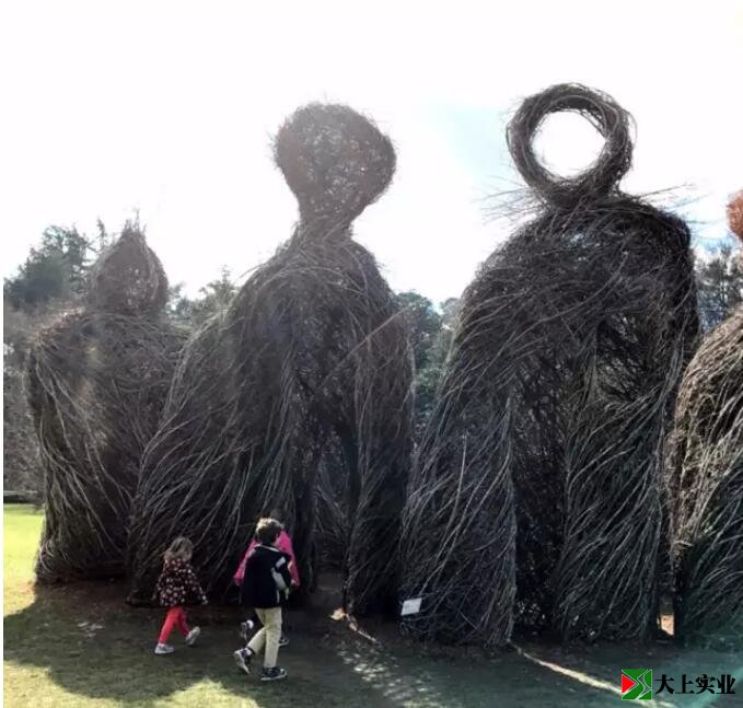 圖6 杜克大學花園草坪中的大型雕塑