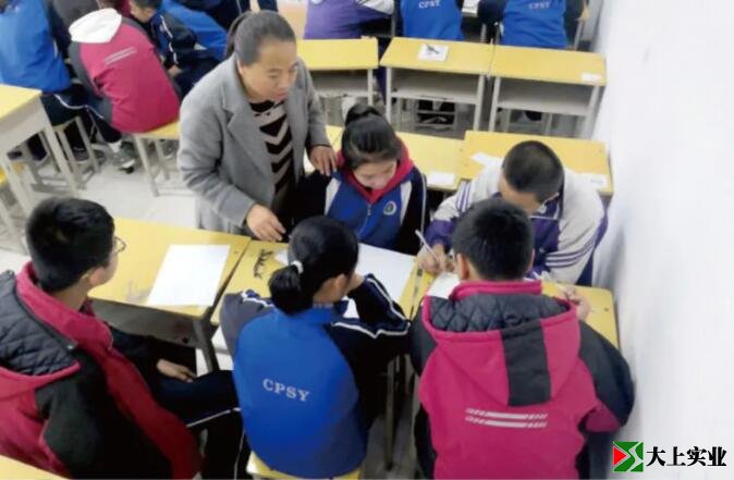 學(xué)生進(jìn)行價(jià)格對(duì)比