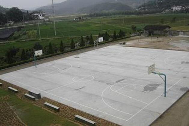 水泥混凝土地面的籃球場(chǎng)