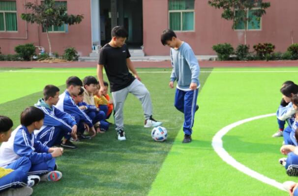 體育課上，老師正在示范足球要領(lǐng)