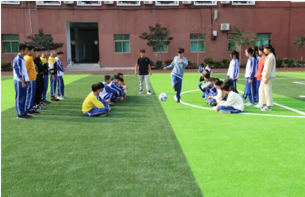 體育課上，老師正在示范足球要領(lǐng)