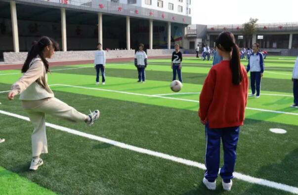 英姿颯爽的女同學(xué)也很棒！