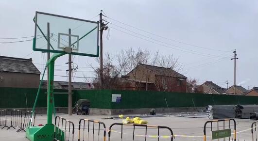 金地商業(yè)廣場(chǎng)：在建籃球場(chǎng)惹爭(zhēng)議 涉嫌違建被叫停