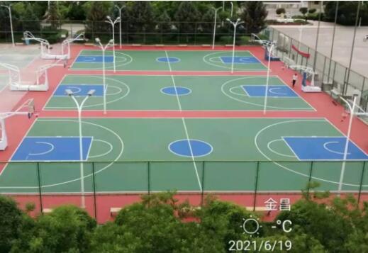升級(jí)改造后的室外籃球場(chǎng)