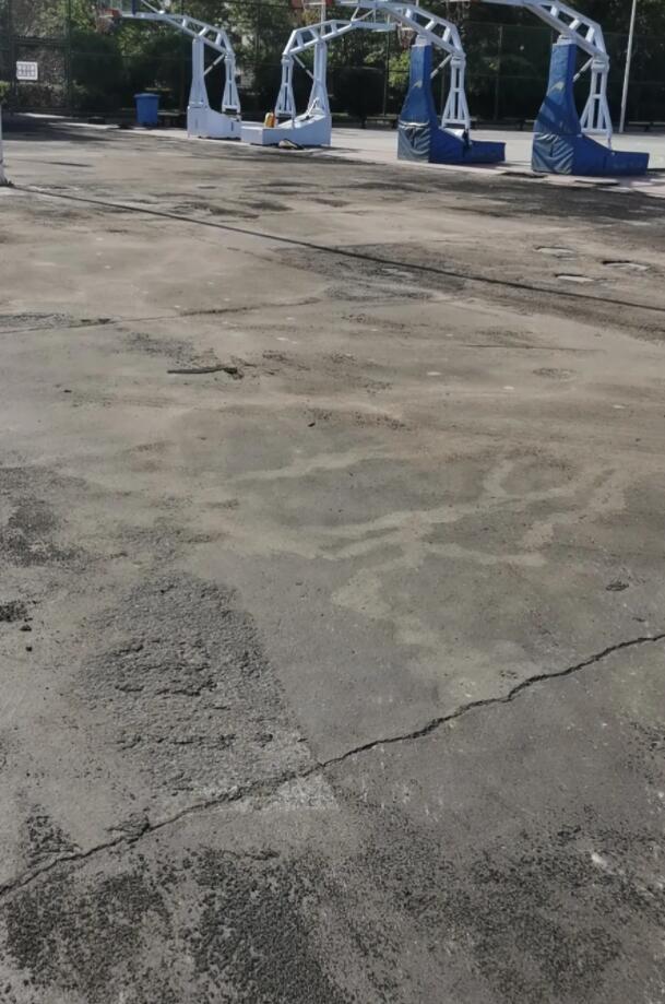 拆除破舊的籃球場(chǎng)場(chǎng)地