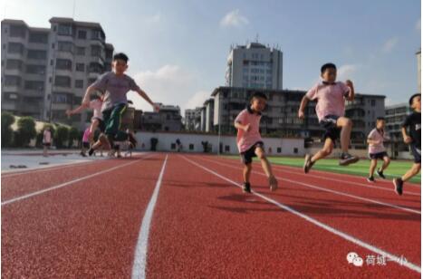 學生們在新建塑膠跑道上活動